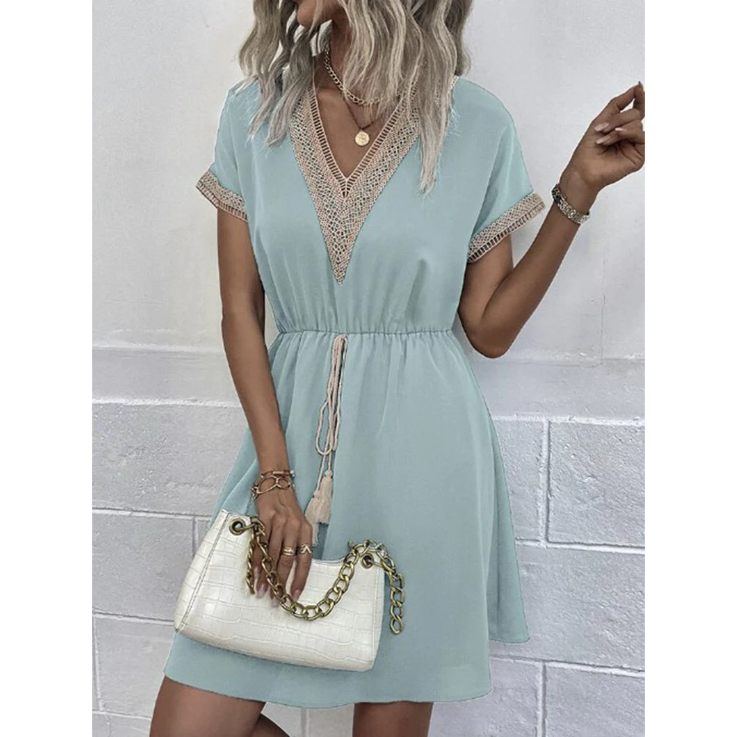 Chloé – Robe évasée élégante à col en V avec dentelle, manches courtes et taille ajustable pour un look décontracté et flatteur