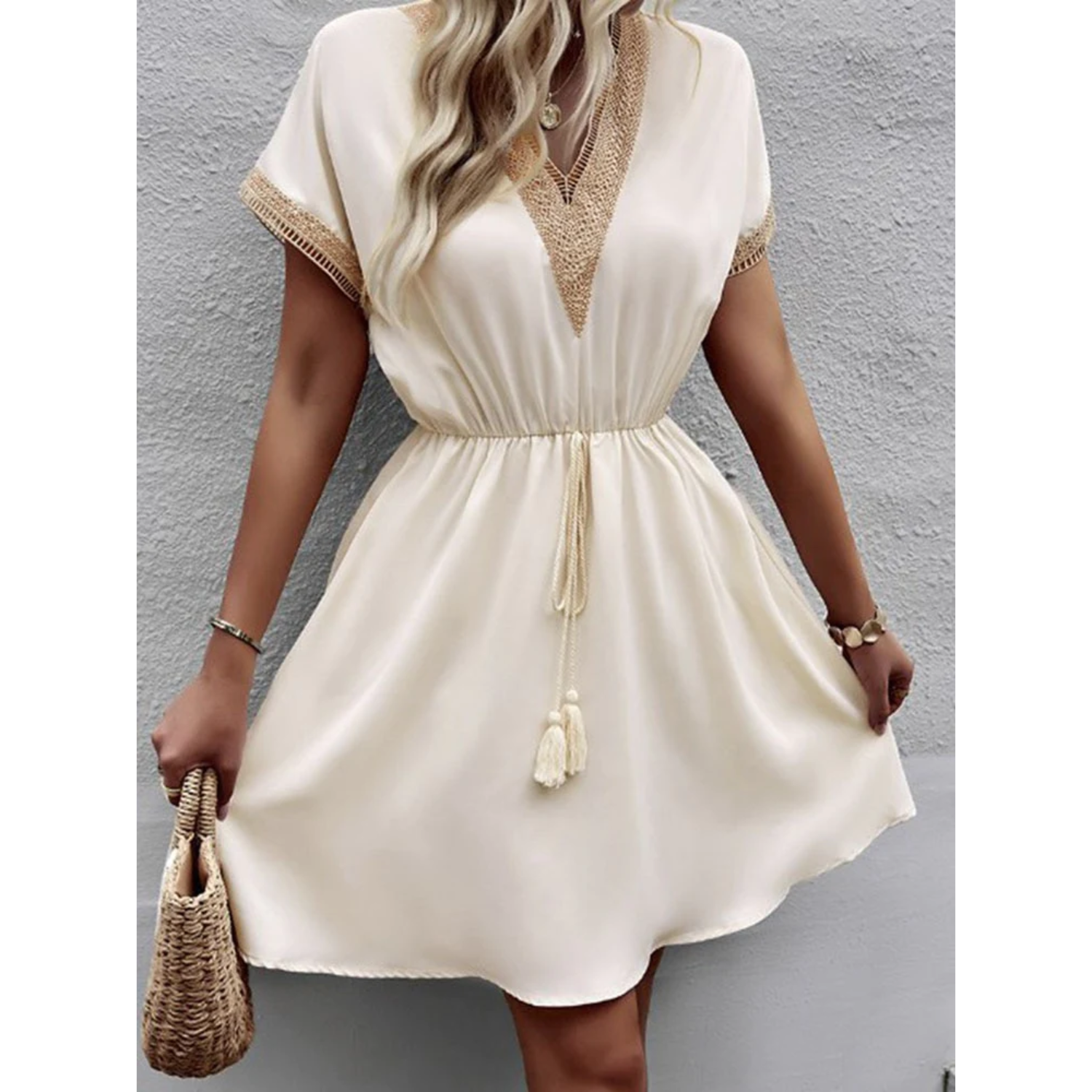 Chloé – Robe évasée élégante à col en V avec dentelle, manches courtes et taille ajustable pour un look décontracté et flatteur