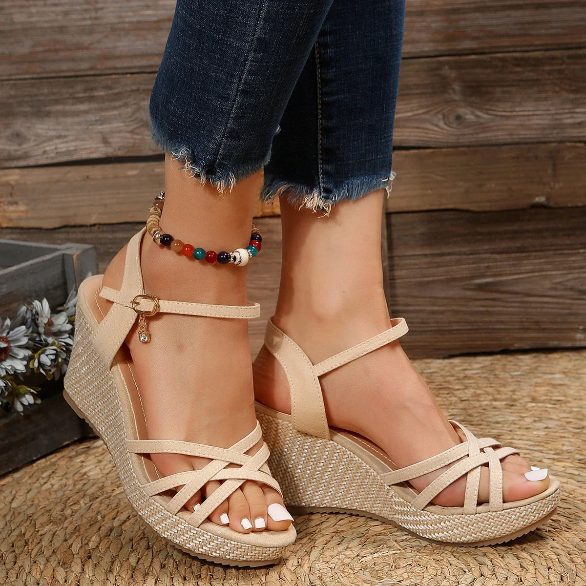 Amélie – Sandales à talons compensés avec brides croisées, boucle réglable et détail tressé élégant