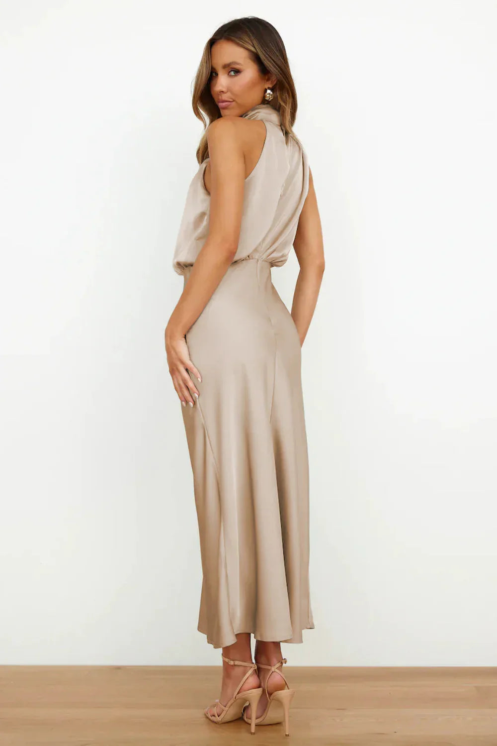 Nomi – Robe américaine élégante pour une apparence sophistiquée et raffinée