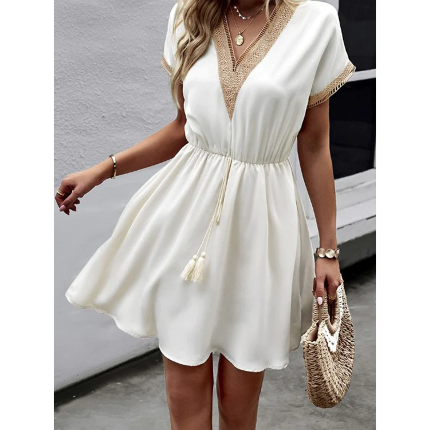 Chloé – Robe évasée élégante à col en V avec dentelle, manches courtes et taille ajustable pour un look décontracté et flatteur