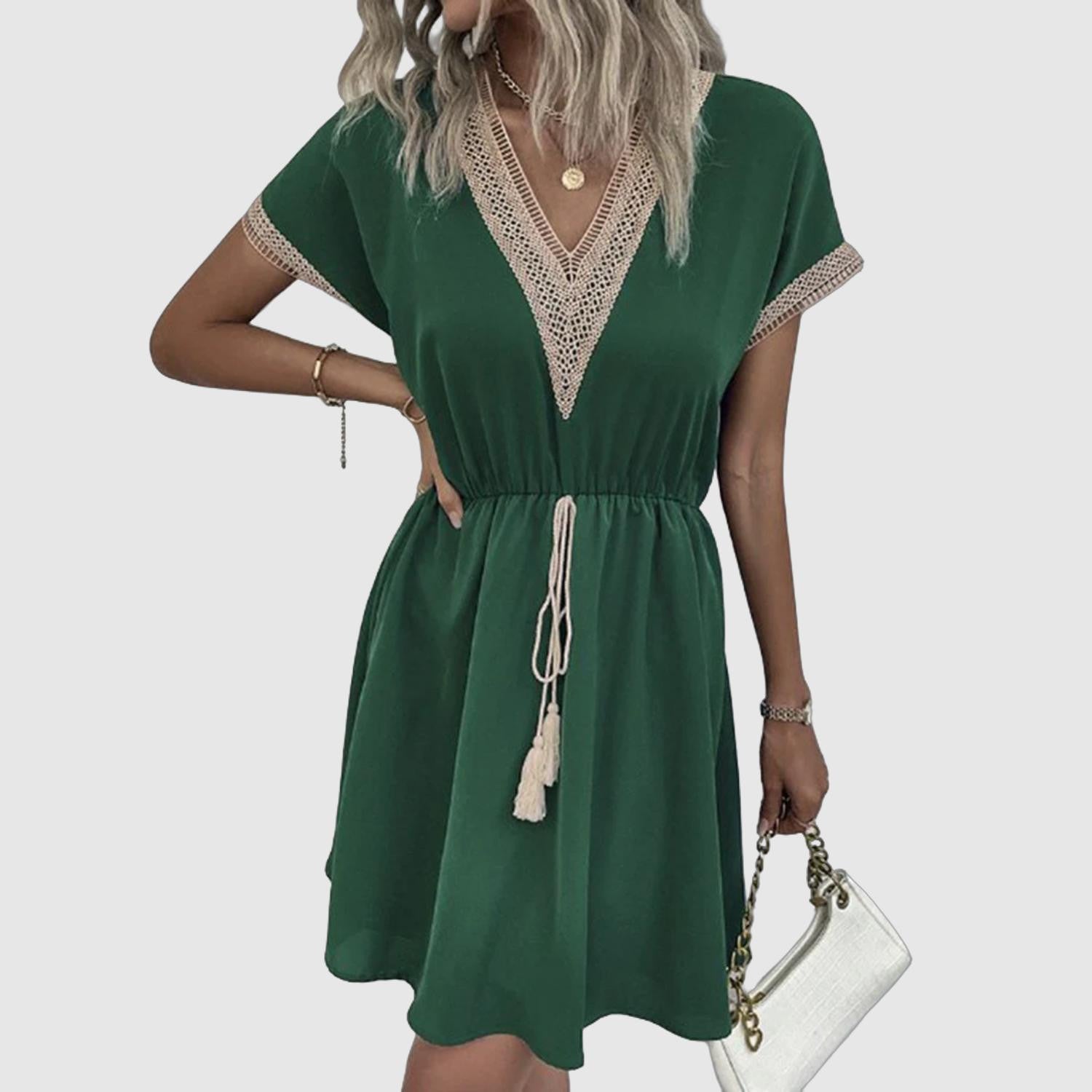 Chloé – Robe évasée élégante à col en V avec dentelle, manches courtes et taille ajustable pour un look décontracté et flatteur