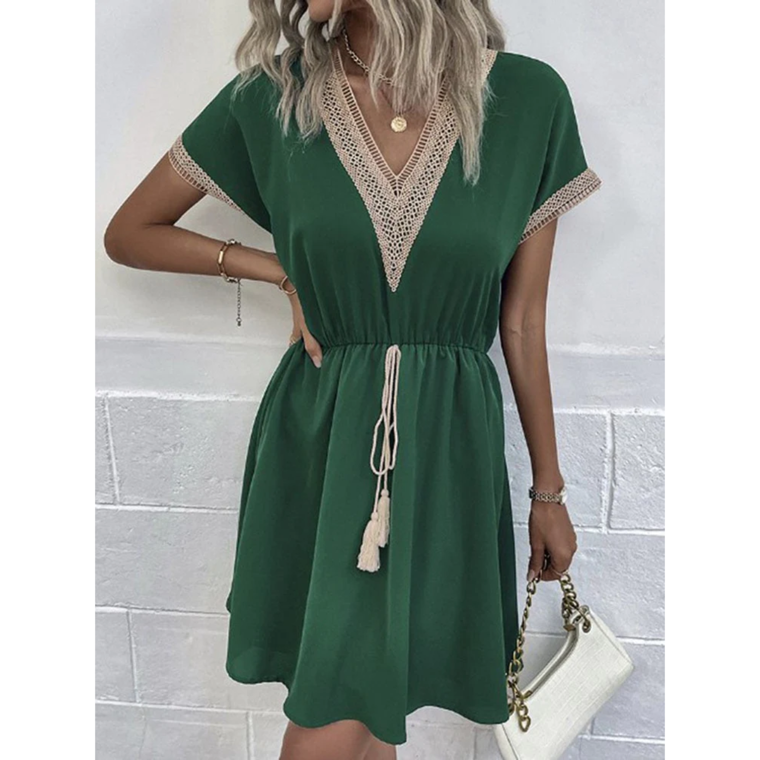 Chloé – Robe évasée élégante à col en V avec dentelle, manches courtes et taille ajustable pour un look décontracté et flatteur